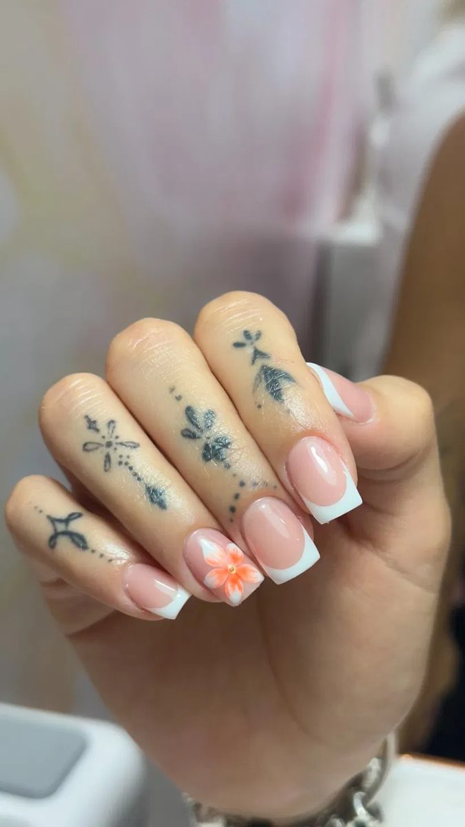 Manicura francesa blanca con flor