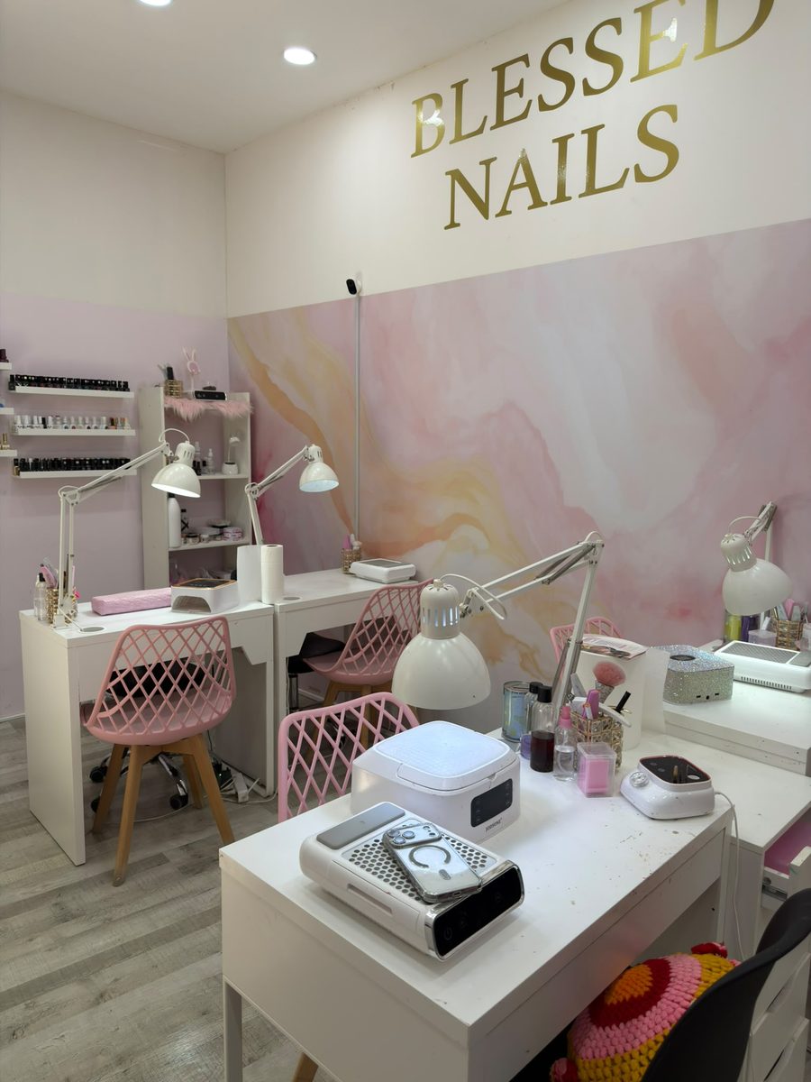 Sala de manicura con esmaltes y sillas rosas