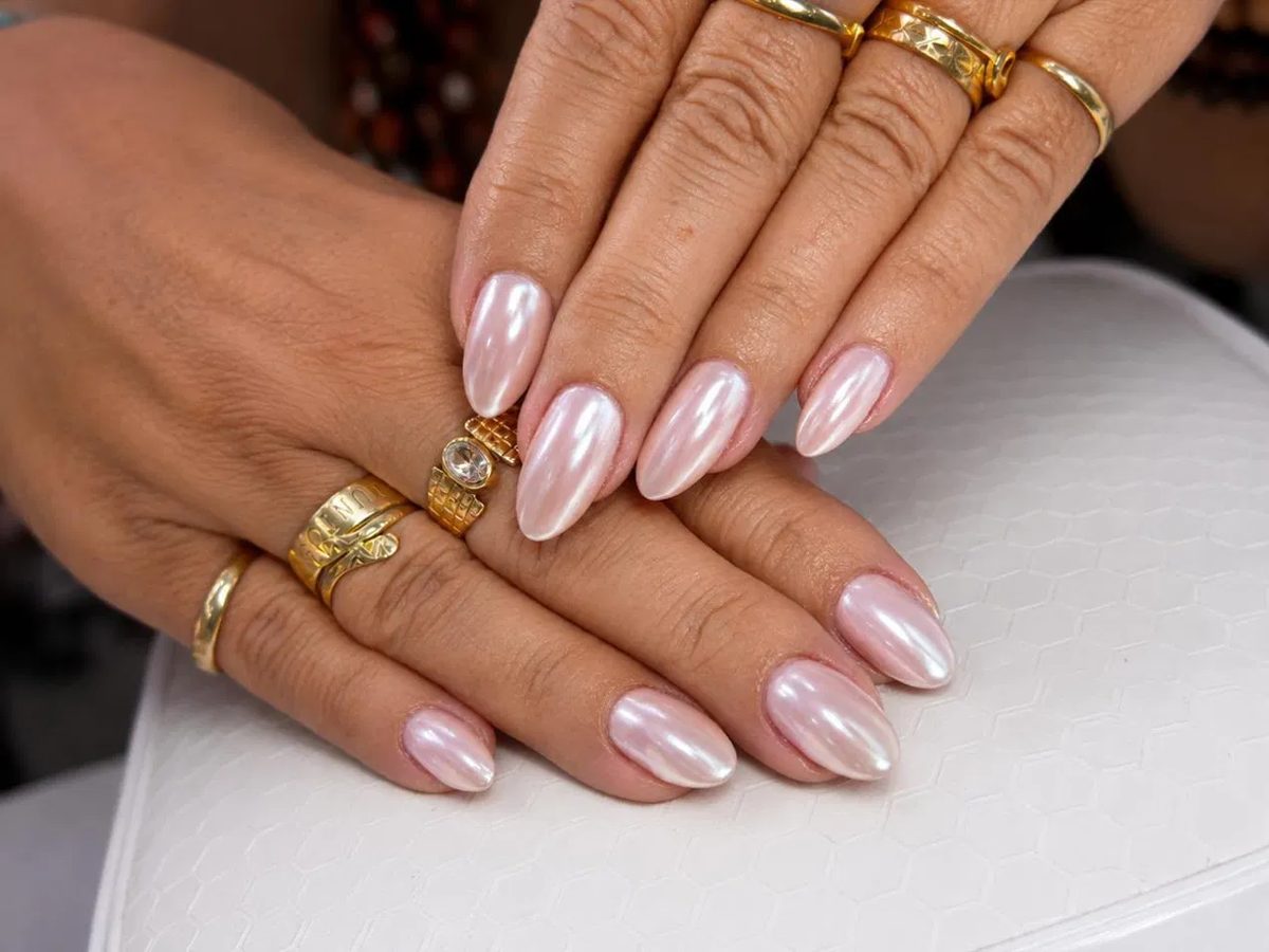 Uñas con efecto perlado nacarado